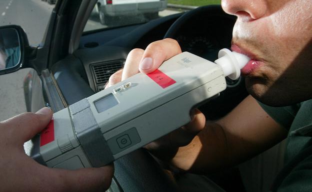 Un conductor sopla durante un control de alcoholemia.