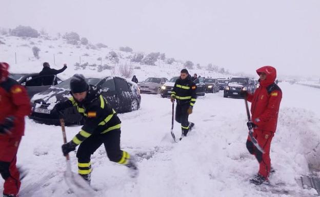 Militares de la UME prestan auxilio. AFP