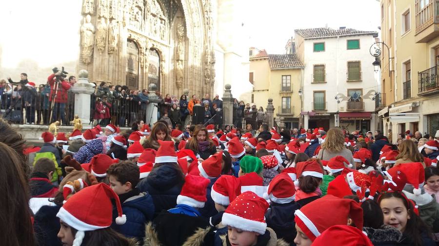 Más de 200 alumnos y numeroso público ha participado hoy en la XVI Cantada Escolar de Villancicos de Aranda de Duero.