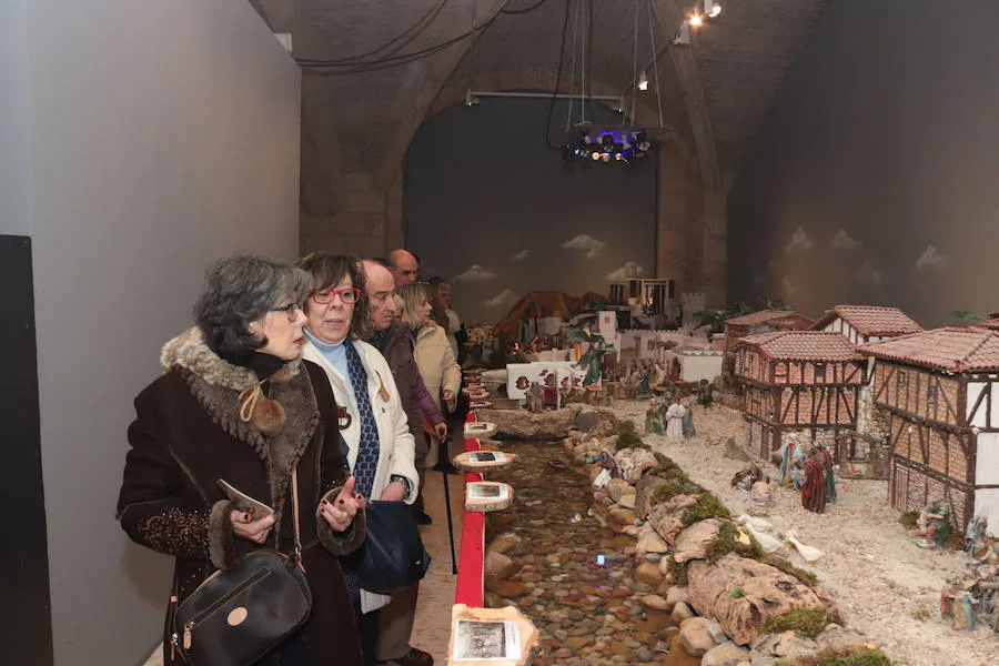 El claustro bajo de la Catedral acoge el belén monumental del Regimiento de Transmisiones 22, un nacimiento con 105 escenas que narran la Historia Sagrada desde el Génesis hasta el Apocalipsis.