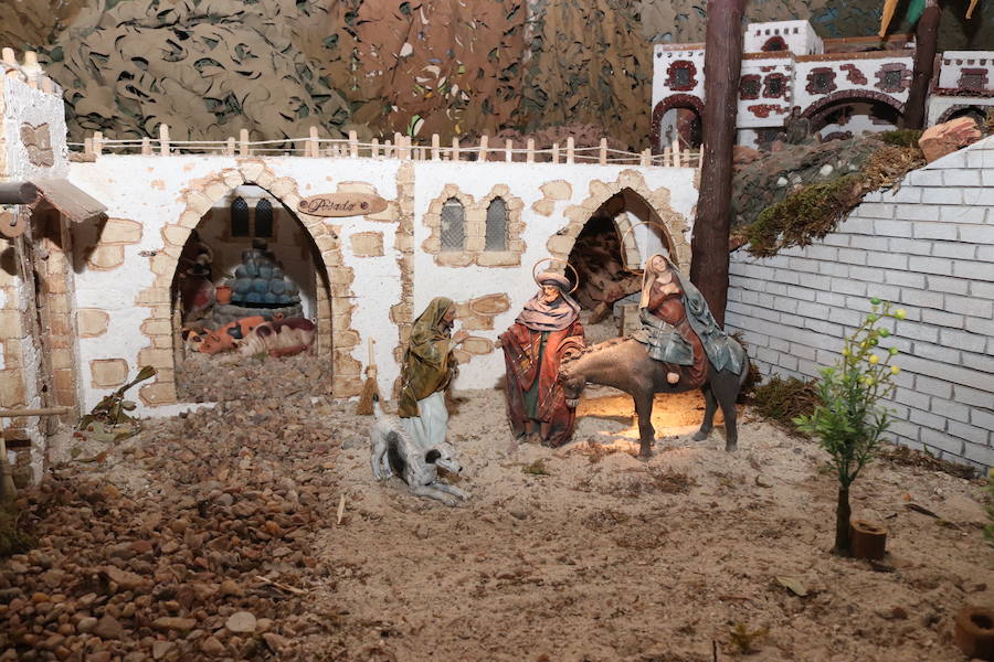 El claustro bajo de la Catedral acoge el belén monumental del Regimiento de Transmisiones 22, un nacimiento con 105 escenas que narran la Historia Sagrada desde el Génesis hasta el Apocalipsis.