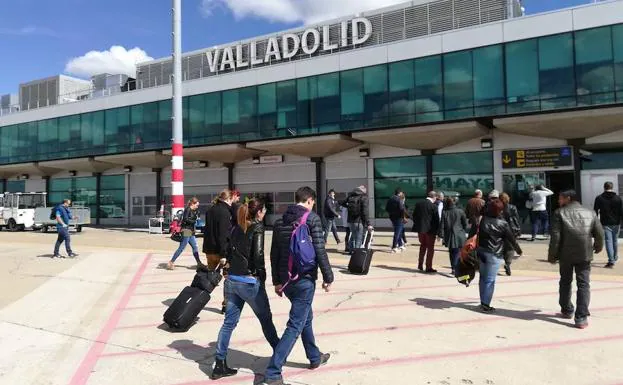 Viajeros procedentes de Barcelona, a su llegada al aeropuerto de Villanubla, en Valladolid, el pasado mes de mayo. 