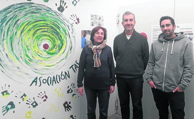 Celia Rabanal Rubio, coordinadora del Centro Cauces de la Asociación TAS, junto a dos compañeros de la entidad. 