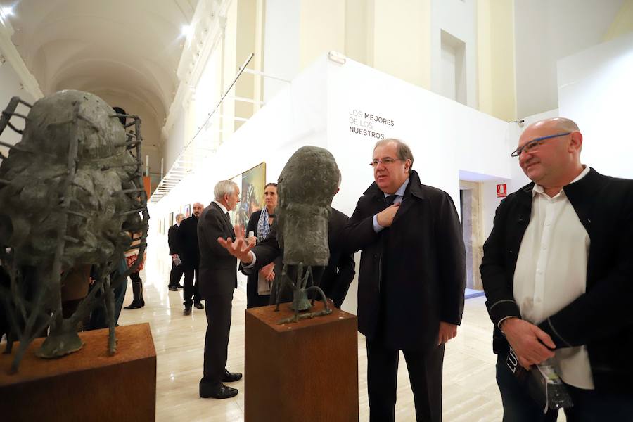 Juan Vicente Herrera inaugura la exposición 'Los mejores de los nuestros. Luz y paciencia en los premios Castilla y León de las Artes'.