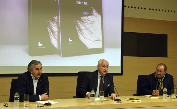 El periodista José Yoldi (D) presenta su último libro inspirado en el conocido 'Caso Urquijo', 'Más allá del punto de no retorno', junto al presidente del Tribunal Superior de Justicia de Castilla y León, José Luis Concepción (C), y el periodista José Luis Guerrero (I). 