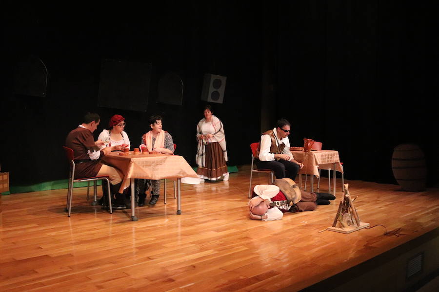 La compañía de teatro Dulces, que esta formada por usuarios de la Asociación Apacid, ha representado esta tarde una adaptación muy especial del Lazarillo de Tormes.
