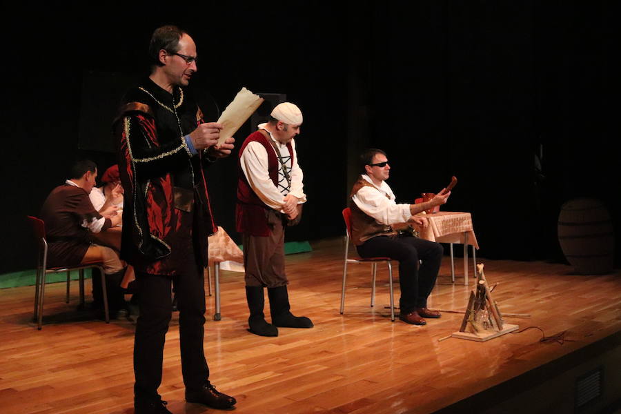 La compañía de teatro Dulces, que esta formada por usuarios de la Asociación Apacid, ha representado esta tarde una adaptación muy especial del Lazarillo de Tormes.