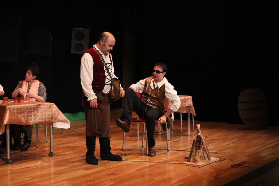 La compañía de teatro Dulces, que esta formada por usuarios de la Asociación Apacid, ha representado esta tarde una adaptación muy especial del Lazarillo de Tormes.