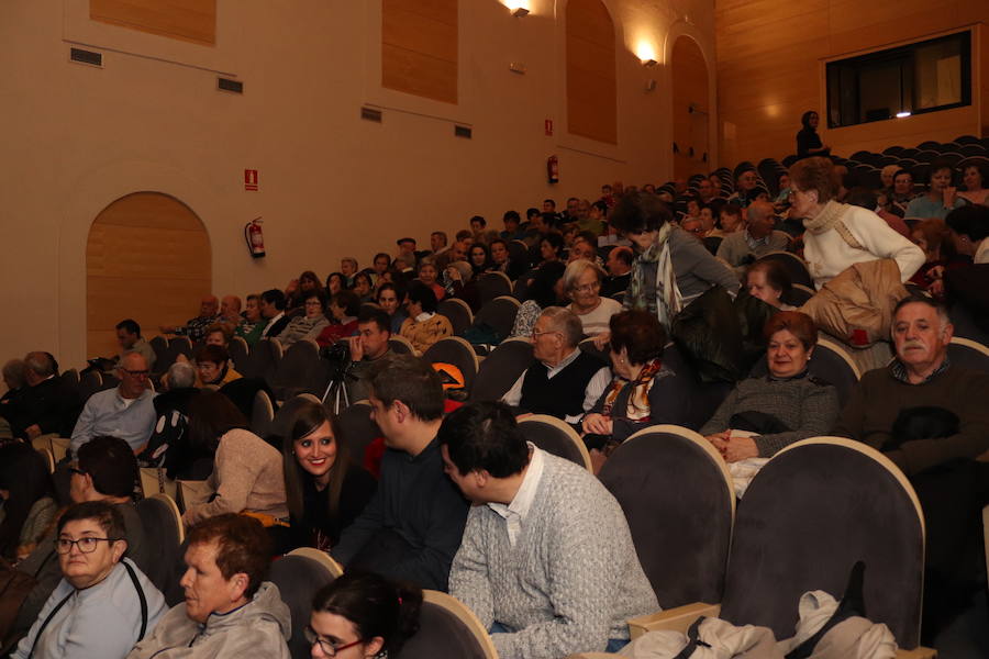 La compañía de teatro Dulces, que esta formada por usuarios de la Asociación Apacid, ha representado esta tarde una adaptación muy especial del Lazarillo de Tormes.