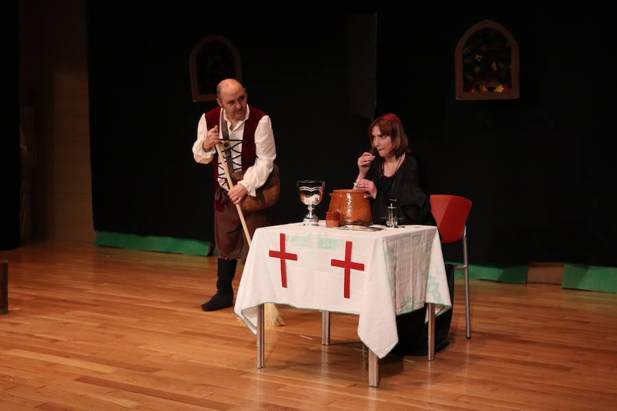 La compañía de teatro Dulces, que esta formada por usuarios de la Asociación Apacid, ha representado esta tarde una adaptación muy especial del Lazarillo de Tormes.