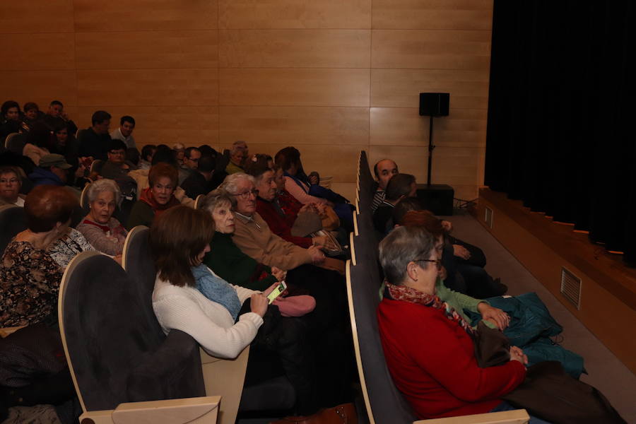 La compañía de teatro Dulces, que esta formada por usuarios de la Asociación Apacid, ha representado esta tarde una adaptación muy especial del Lazarillo de Tormes.