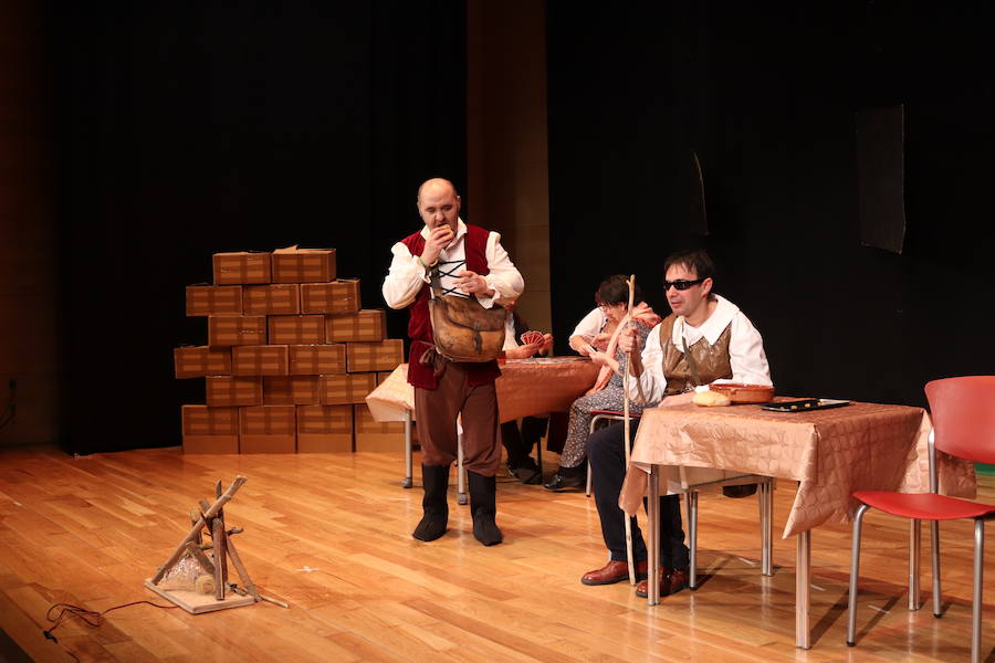 La compañía de teatro Dulces, que esta formada por usuarios de la Asociación Apacid, ha representado esta tarde una adaptación muy especial del Lazarillo de Tormes.