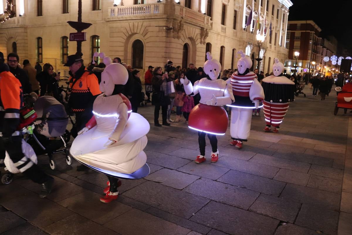 Las Luciérmagas ofrecen un espectáculo en la Plaza Mayor para volver a encender la bola de Navidad.