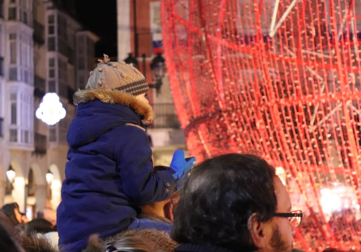 Las Luciérmagas ofrecen un espectáculo en la Plaza Mayor para volver a encender la bola de Navidad.