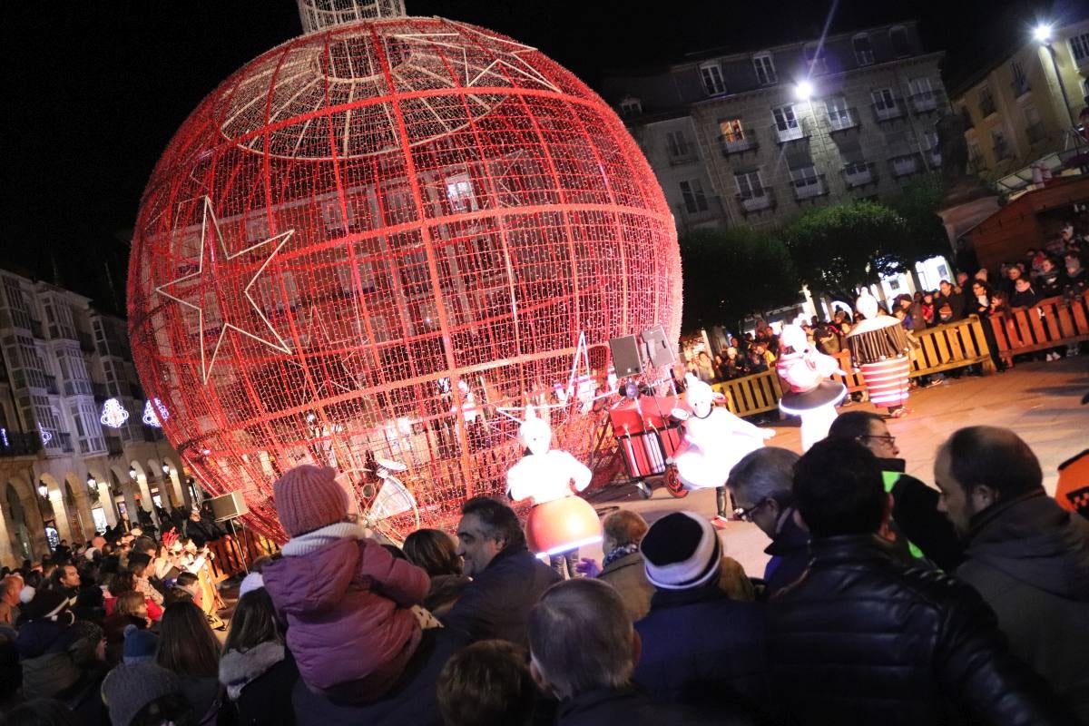 Las Luciérmagas ofrecen un espectáculo en la Plaza Mayor para volver a encender la bola de Navidad.