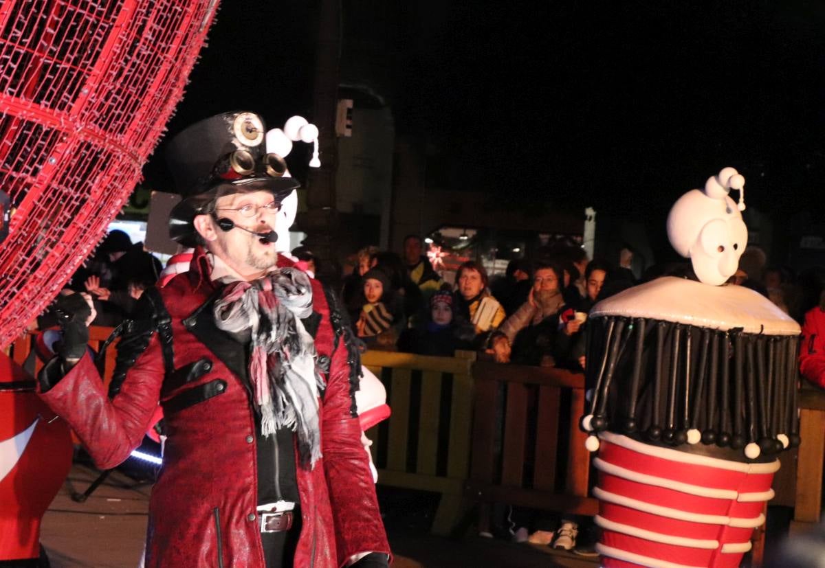 Las Luciérmagas ofrecen un espectáculo en la Plaza Mayor para volver a encender la bola de Navidad.