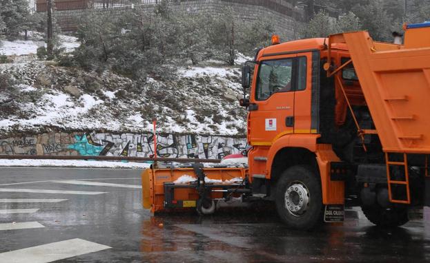 Máquina quitanieves en el puerto de Navacerrada.