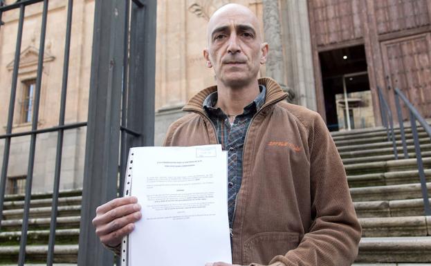 Javier Paz, tras entregar un escrito al Obispado para solicitar documentación sobre su caso