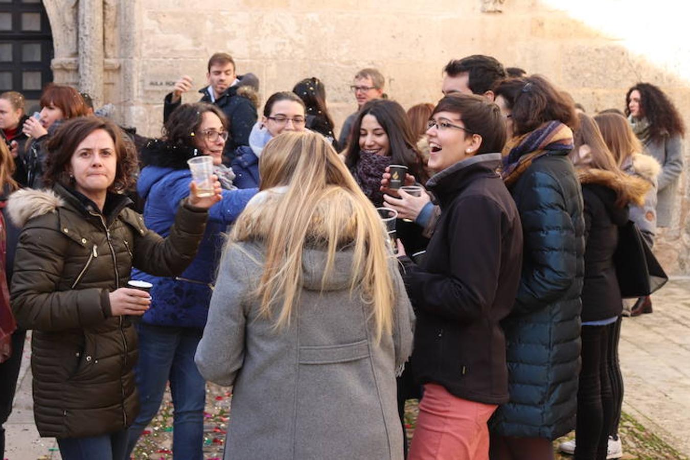 La comunidad científica de la Universidad de Burgos despide el año tomando doce aceitunas y pidiendo deseos para el 2019.