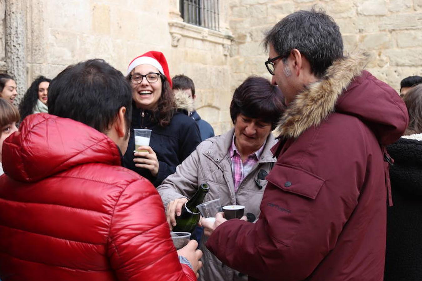 La comunidad científica de la Universidad de Burgos despide el año tomando doce aceitunas y pidiendo deseos para el 2019.