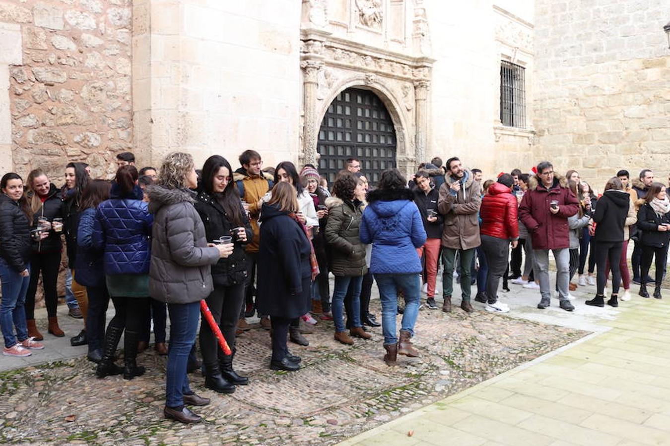 La comunidad científica de la Universidad de Burgos despide el año tomando doce aceitunas y pidiendo deseos para el 2019.