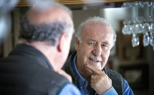 Vicente del Bosque se examina en el espejo del salón de su casa de Madrid cómo le vuelve a crecer el bigote, después de habérselo quitado durante unas semanas, tras 45 años con él, para rodar un anuncio.