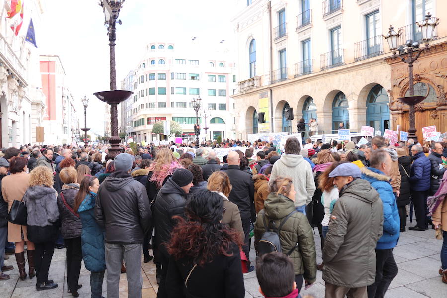 Fotos: 3.000 personas salen a la calle en Burgos para defender la Atención Primaria