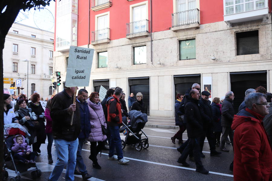 Fotos: 3.000 personas salen a la calle en Burgos para defender la Atención Primaria