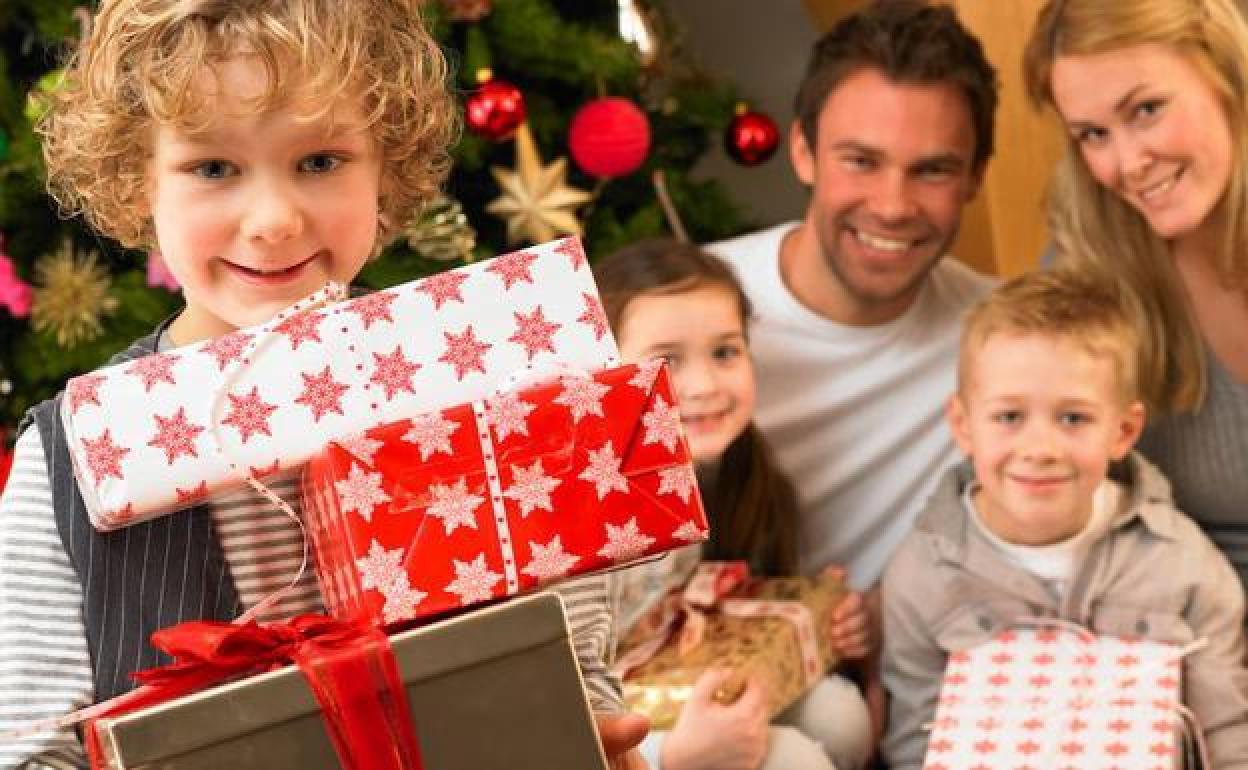 Una familia muestra sus regalos navideños. 