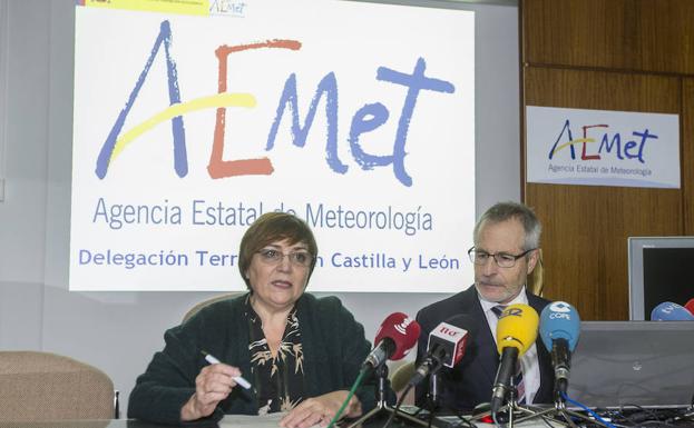 La subdelegada del Gobierno en Valladolid, Helena Caballero y el delegado territorial de la Aemet en Castilla y León, Juan Pablo Álvarez, durante la rueda de prensa de este miércoles. 