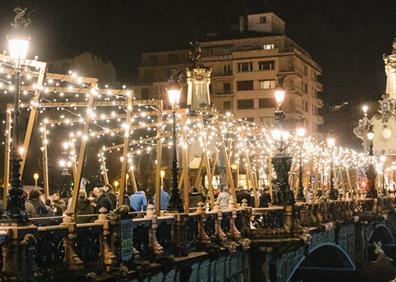 Imagen secundaria 1 - La calle Larios de Málaga con su ya clásica cúpula de luces (arriba); El puente de María Cristina, en San Sebastián, iluminado durante el Gabonetako Askoa (Derecha); La ciudad de Vigo recibe 40.000 visitantes durante la noche del alumbrado navideño.