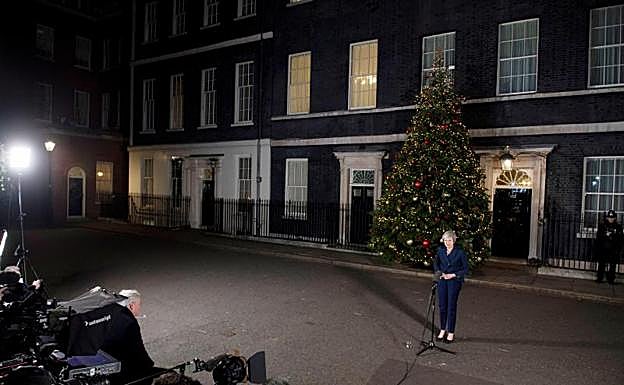 La primera ministra británica, Theresa May, da una declaración fuera de 10 Downing Street. 