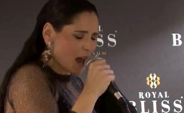 Rosa López continúa agarrándose a la música