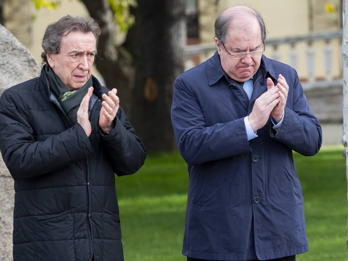 El presidente de la Junta, Juan Vicente Herrera, durante el minuto de silencio en Presidencia por la profesora zamorana Laura Luelmo.