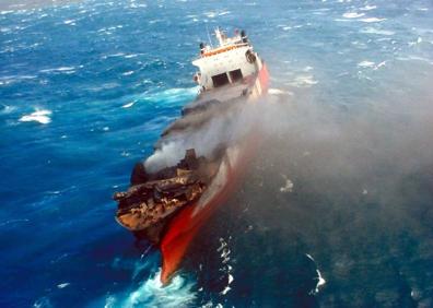 Imagen secundaria 1 - Diferentes imagenes que muestran la contaminació por hidrocarburos que sufrió la costa gallega durante la catástrofe del 'Prestige'.