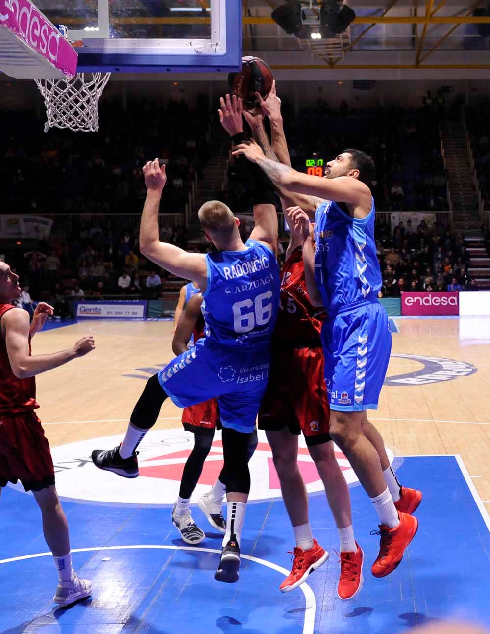 Fotos: El San Pablo Burgos consigue su primera victoria a domicilio