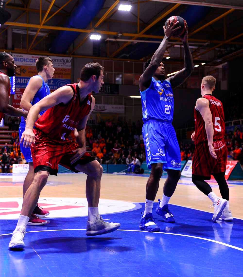 Fotos: El San Pablo Burgos consigue su primera victoria a domicilio