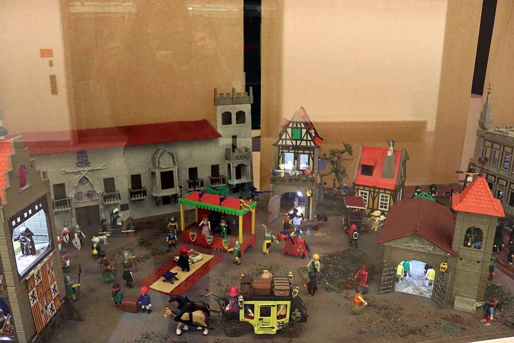 El MEH acoge una nueva exposición temporal con figuras de Playmobil sobre el hito del descubrimiento del nuevo mundo.