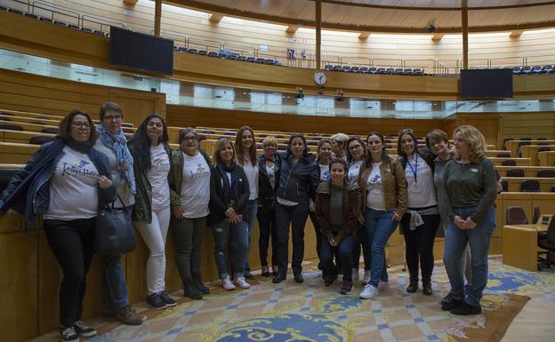 El presidente del Gobierno, Mariano Rajoy, recibe a una delegación del colectivo las 'Kellys'. 