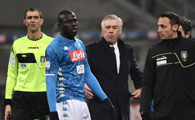 Kalidou Koulibaly, junto a Carlo Ancelotti, tras su expulsión. 