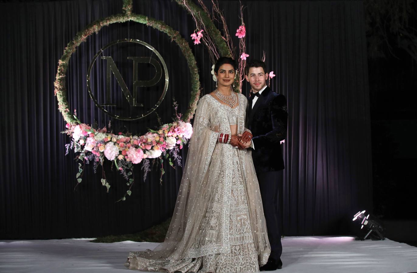 La exmiss mundo y actriz de Bollywood Priyanka Chopra y el músico estadounidense Nick Jonas, posan para los medios tras su boda en Nueva Delhi.