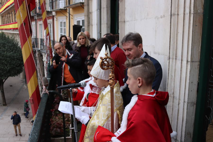 La Escolanía Pueri Cantores de la Catedral de Burgos ha celebrado la fiesta del Obispillo con diversos actos, entre los que han destacado el desfile y el saludo desde del balcón del Ayuntamiento.