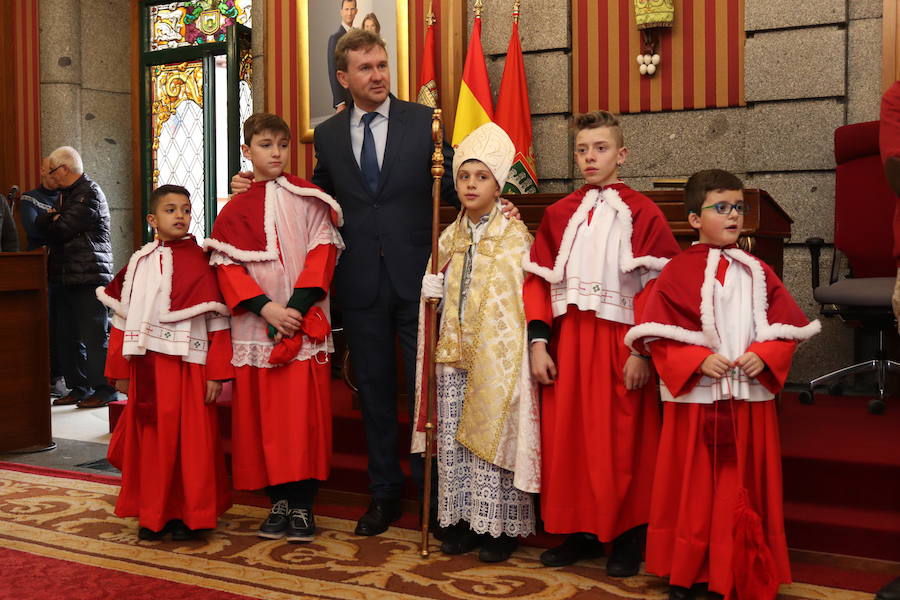 La Escolanía Pueri Cantores de la Catedral de Burgos ha celebrado la fiesta del Obispillo con diversos actos, entre los que han destacado el desfile y el saludo desde del balcón del Ayuntamiento.