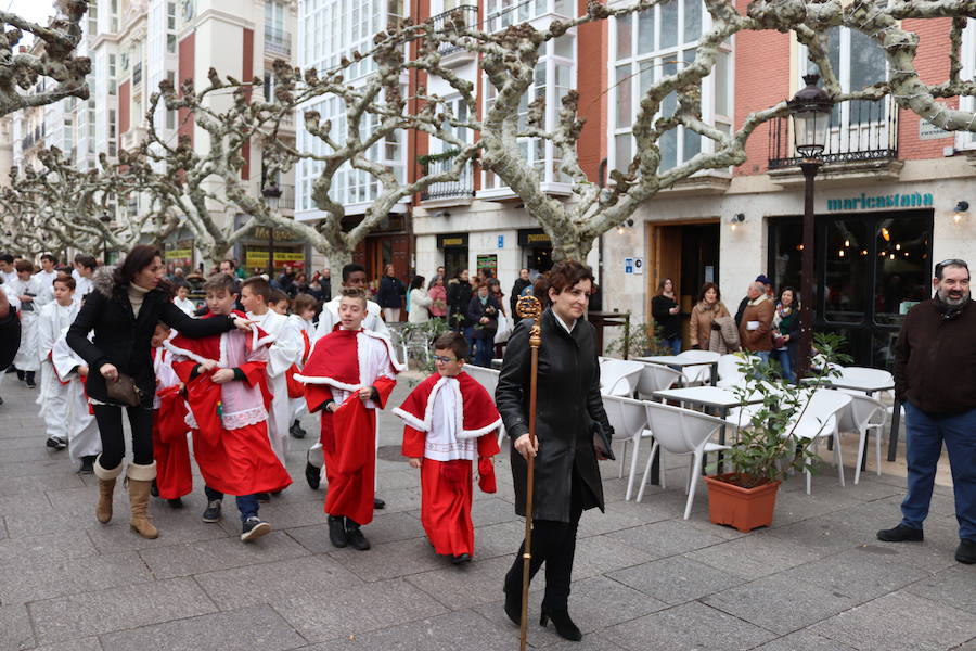 La Escolanía Pueri Cantores de la Catedral de Burgos ha celebrado la fiesta del Obispillo con diversos actos, entre los que han destacado el desfile y el saludo desde del balcón del Ayuntamiento.