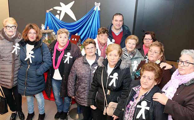 Las Abuelas de Gamonal han visitado el beén con el concejal de Festejos José Antonio Antón