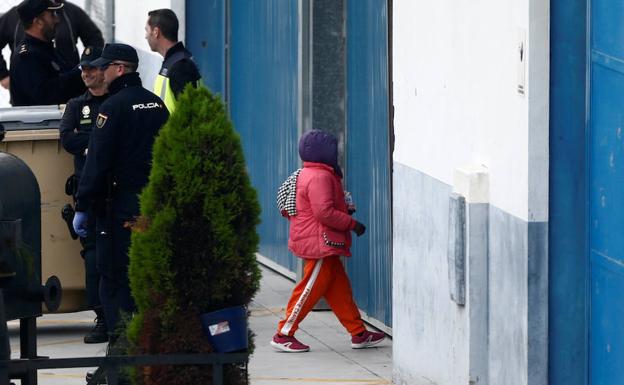Un niño llegado a bordo del Open Arms entra en el Centro de Atención Temporal a Extranjeros (CATE).