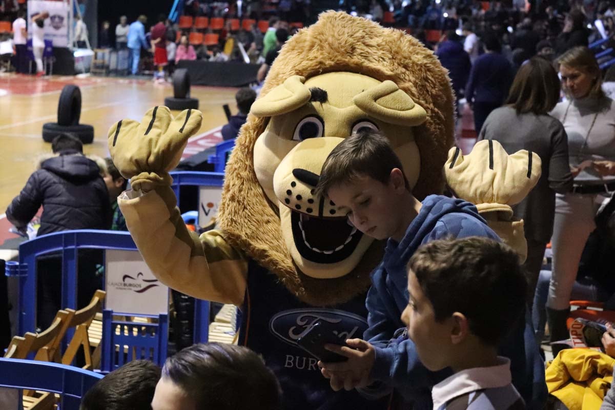 Cientos de burgaleses se acercan al pabellón de El Plantío para disfrutar del Basketball Christmas Edition, que una vez más recoge juguetes en favor de varias asociaciones.