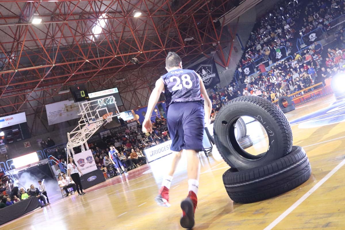 Cientos de burgaleses se acercan al pabellón de El Plantío para disfrutar del Basketball Christmas Edition, que una vez más recoge juguetes en favor de varias asociaciones.