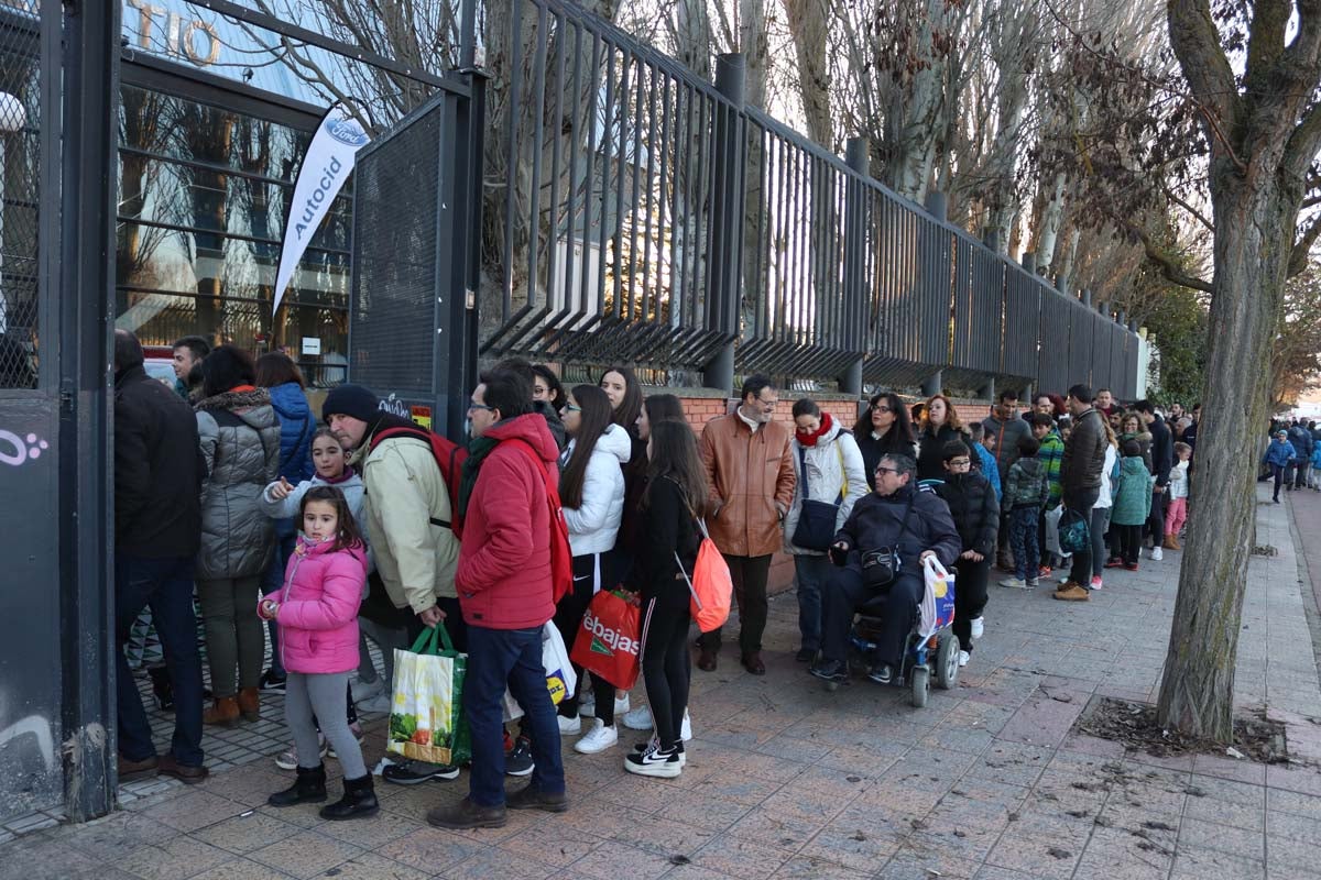 Cientos de burgaleses se acercan al pabellón de El Plantío para disfrutar del Basketball Christmas Edition, que una vez más recoge juguetes en favor de varias asociaciones.