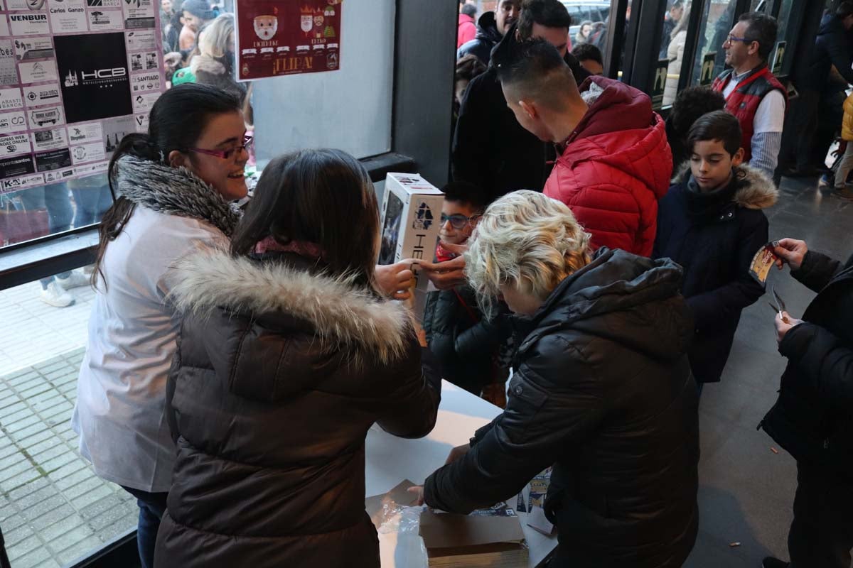 Cientos de burgaleses se acercan al pabellón de El Plantío para disfrutar del Basketball Christmas Edition, que una vez más recoge juguetes en favor de varias asociaciones.